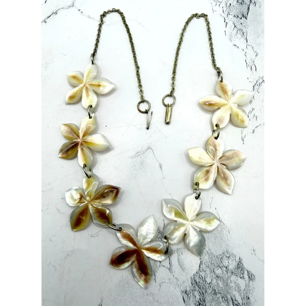 Cream Flower Necklace Gold Tone Chain‎ Short Floral 16